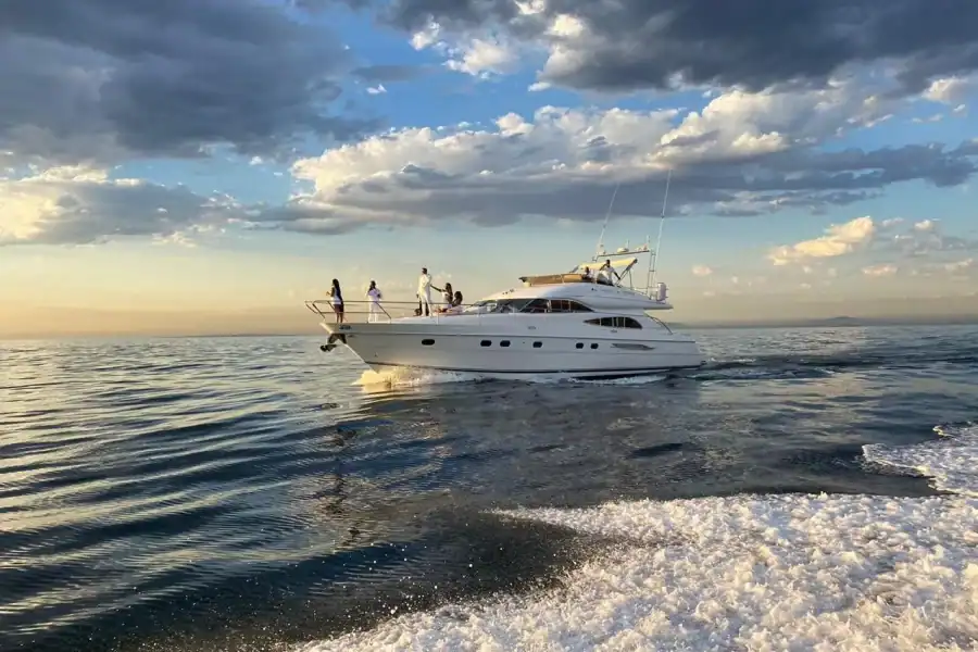 🕓Cape Town: 3-Hour Private Luxury Yacht Charter with Drinks