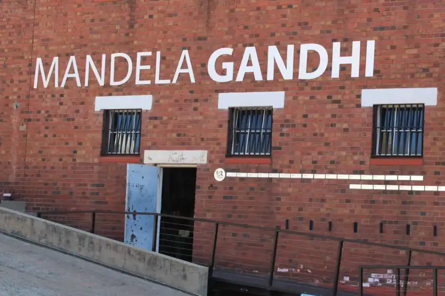 🕓Constitutional Hill& Apartheid Museum Half Day Tour