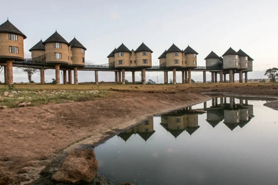 🕓Diani Beach: 2-Day Tsavo East Safari with Saltlick Lodge