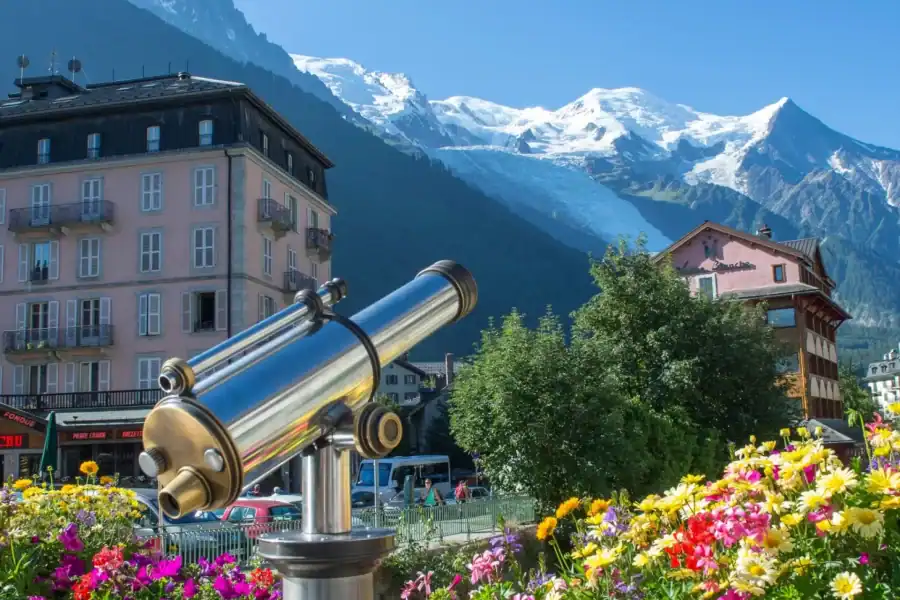 🕓From Geneva: Day Tour to Chamonix& Yvoire Medieval Village