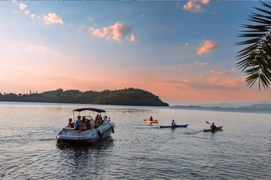 🕓Kigali: Lake Kivu Boat Ride, Hot Springs, Coffee Brewing