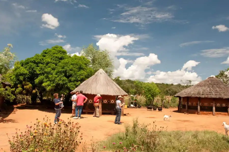 🕓Monde: Village Tour with Art Workshop and Refreshments