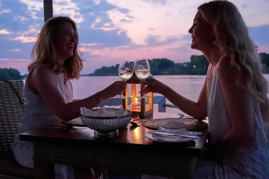🕓Vic Falls: Luxury Cruise& 3-Course Dinner by the Riverbank