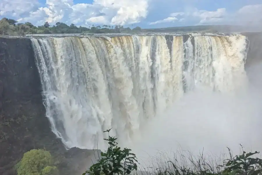 🕓Victoria Falls: Airport Transfer, Falls Tour& Dinner