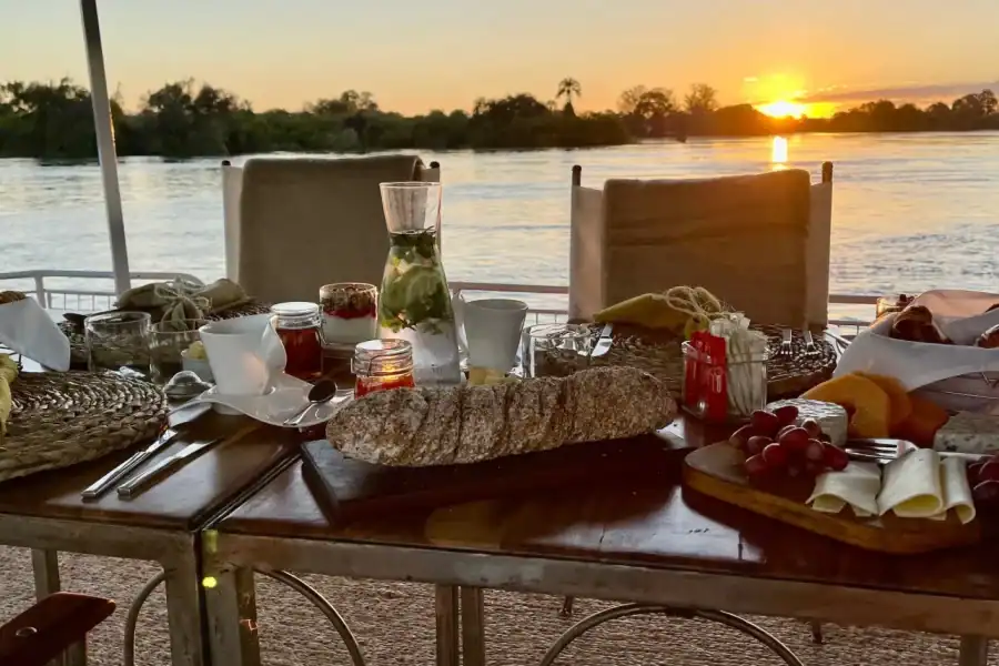🕓Victoria Falls: Private Sunrise Cruise with Breakfast